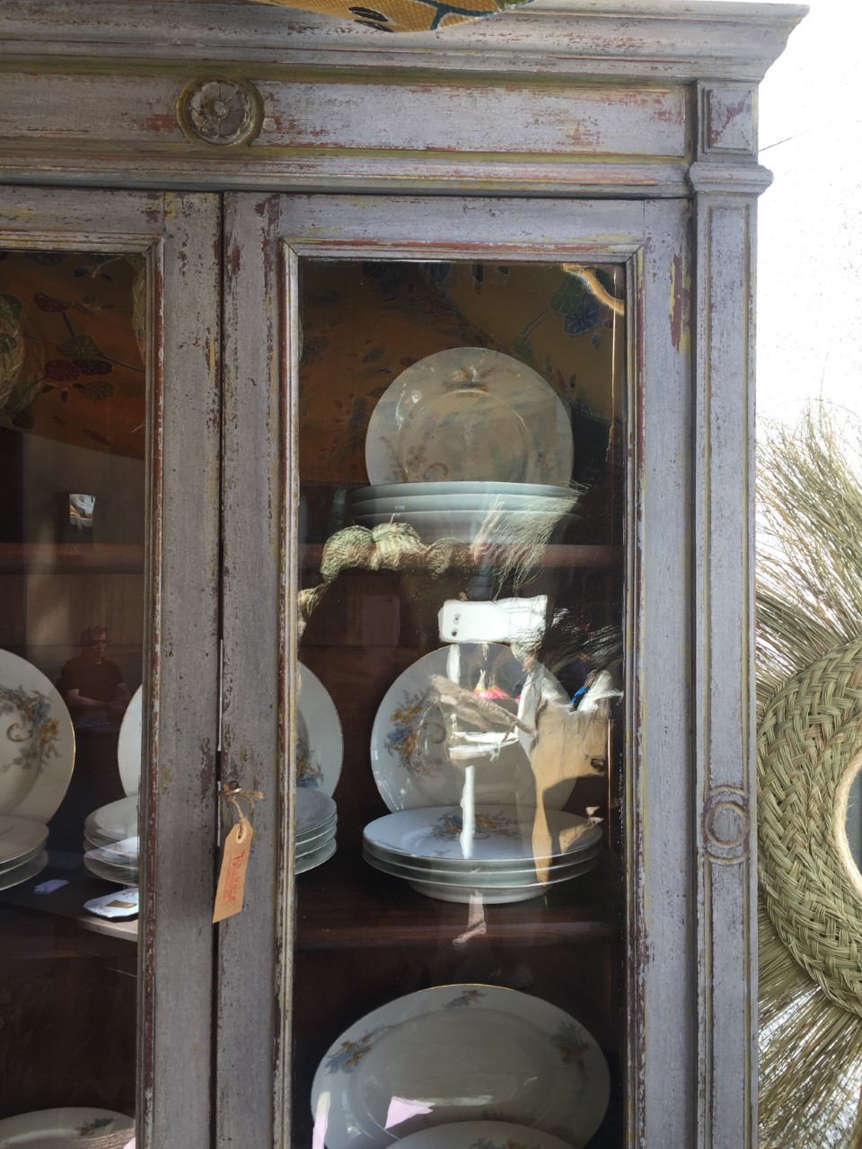 Vitrina antigua restaurada con pintura decorativa